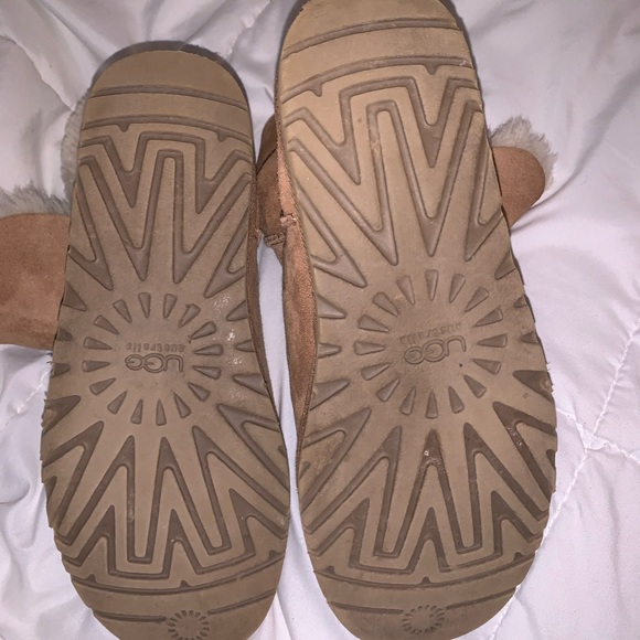 UGG Women’s Button Bailey II - Size 9. - Picture 3 of 5